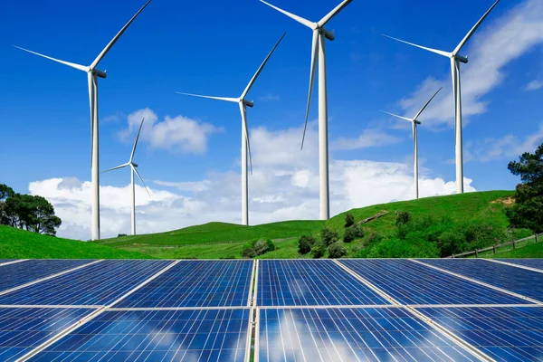 太阳能电池板和风力涡轮机农场清洁能源. — 图库照片