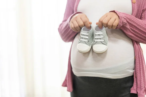 Mujer Embarazada Sintiéndose Feliz Casa Mientras Cuida Futuro Hijo Atención — Foto de Stock