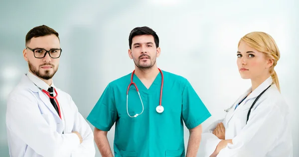 Επαγγελματίας Ιατρός Που Εργάζεται Νοσοκομειακό Γραφείο Κλινική Άλλους Γιατρούς Νοσηλευτές — Φωτογραφία Αρχείου