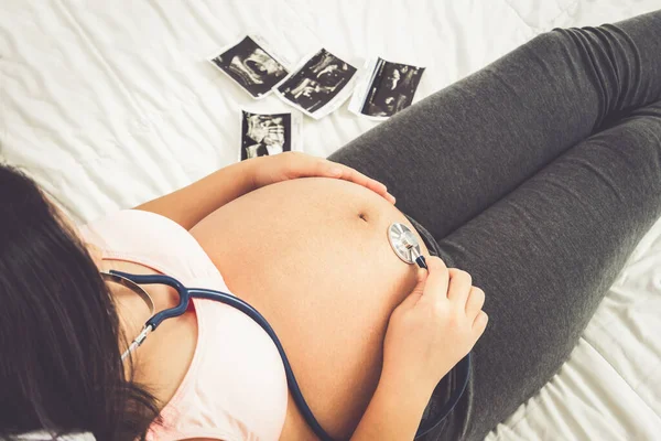 Kobieta Ciąży Czuje Się Szczęśliwa Domu Opiekując Się Swoim Przyszłym — Zdjęcie stockowe