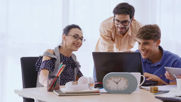 Reunião Grupo Pessoas Negócios Criativas Designer Artista Mesa Escritório Feliz — Fotografia de Stock