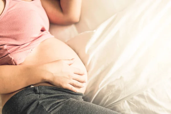 Mujer Embarazada Sintiéndose Feliz Casa Mientras Cuida Futuro Hijo Atención — Foto de Stock