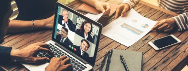 Sanal işyerinde ya da ücra bir ofiste buluşan iş adamları. Profesyonel iş dünyasındaki iş arkadaşınla iletişim kurmak için akıllı video teknolojisi kullanan telekonferans görüşmesi..