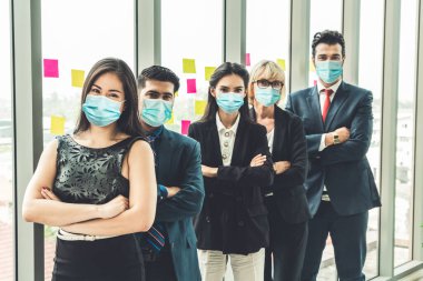 Yüzü maskeli iş adamları Coronavirus veya COVID-19 'dan korur. Coronavirus salgınının üstesinden gelmek için birlikte yardım, destek ve işbirliği kavramı veya COVID-19 ile yeniden iş yapma.