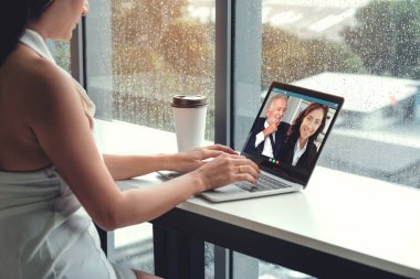Sanal işyerinde ya da ücra bir ofiste iş görüşmeleri. Profesyonel iş dünyasındaki iş arkadaşınla iletişim kurmak için akıllı video teknolojisi kullanan telekonferans görüşmesi..