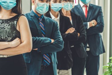 Yüzü maskeli iş adamları Coronavirus veya COVID-19 'dan korur. Coronavirus salgınının üstesinden gelmek için birlikte yardım, destek ve işbirliği kavramı veya COVID-19 ile yeniden iş yapma.