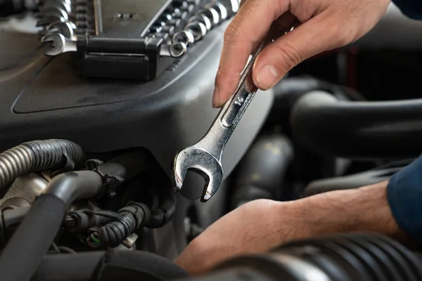 Professionelle Mechaniker Die Autoreparatur Und Wartungsservice Der Autowerkstatt Anbieten Geschäftskonzept — Stockfoto