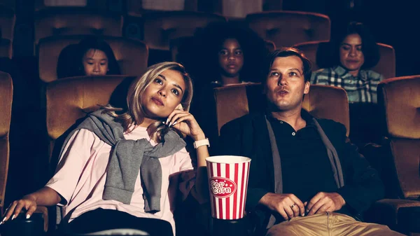 Közönség Séta Ülések Moziban Filmet Nézni Eszik Popcorn — Stock Fotó