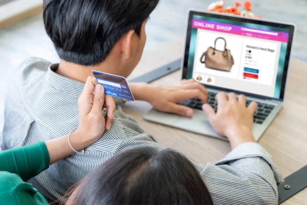 Mladý Pár Používá Kreditní Kartu Pro Line Nakupování Internetových Stránkách — Stock fotografie