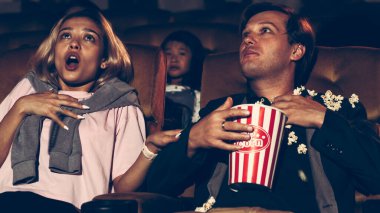 İnsanlar sinema sinemasında film izlerler. Grup eğlence etkinliği ve eğlence konsepti.