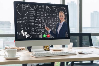 E- öğrenim ve Öğrenci ve Üniversite Konsepti Online Eğitim. Video konferansı çağrı teknolojisi öğrencilerin her yerden öğrenebileceği dijital eğitim kursları düzenliyor..