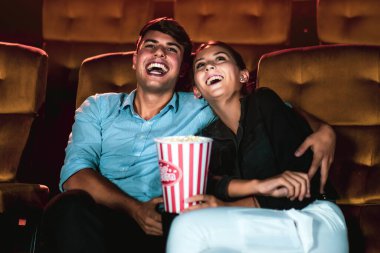 Kadın ve erkek sinema salonunda film izliyorlar. Grup eğlence etkinliği ve eğlence konsepti.