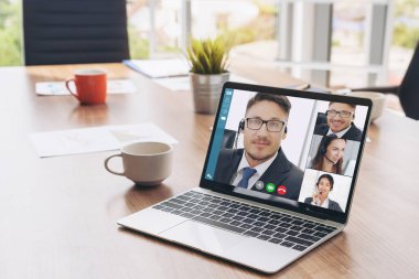 Sanal işyerinde ya da ücra bir ofiste iş görüşmeleri. Profesyonel iş dünyasındaki iş arkadaşınla iletişim kurmak için akıllı video teknolojisi kullanan telekonferans görüşmesi..
