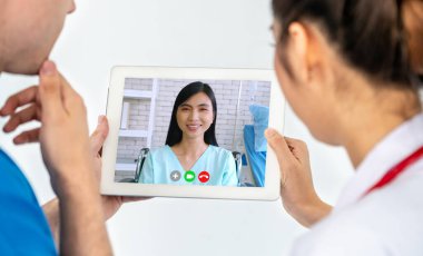 Doktor Teletıp Servisi sanal hasta sağlığı sohbetleri için çevrimiçi video. Canlı video çağrısı için internete bağlanan çevrimiçi mobil cihaz kullanarak evden uzak doktor sağlık danışmanı .