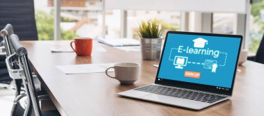 E- öğrenim ve Öğrenci ve Üniversite Konsepti Online Eğitim. Video konferansı çağrı teknolojisi öğrencilerin her yerden öğrenebileceği dijital eğitim kursları düzenliyor..