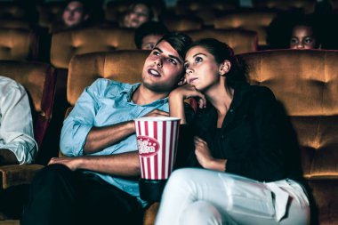 Bir çift aşık sinema salonunda film şokunu ve gözleri kapalı seyrediyor..