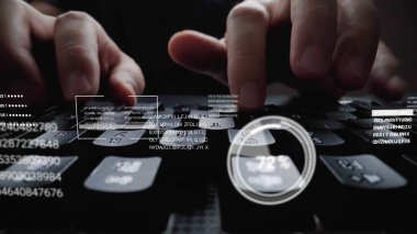 Grafik kullanıcı arayüzü GUI hologramı ile dizüstü bilgisayar klavyesinde çalışan adam büyük veri bilimi teknolojisi, dijital ağ bağlantısı ve bilgisayar programlama algoritması kavramlarını gösteriyor.