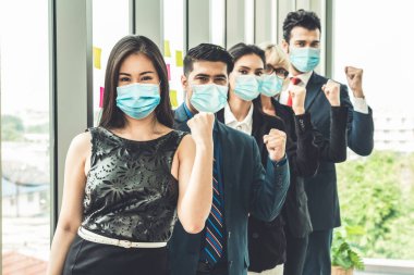 Yüzü maskeli iş adamları Coronavirus veya COVID-19 'dan korur. Coronavirus salgınının üstesinden gelmek için birlikte yardım, destek ve işbirliği kavramı veya COVID-19 ile yeniden iş yapma.