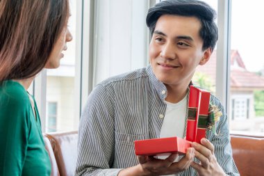 Mutlu çift yıldönümünü kutlamak için hediye veriyor. Evlilik yaşam tarzı, aşk ve ilişki kavramı.