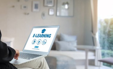 E- öğrenim ve Öğrenci ve Üniversite Konsepti Online Eğitim. Video konferansı çağrı teknolojisi öğrencilerin her yerden öğrenebileceği dijital eğitim kursları düzenliyor..