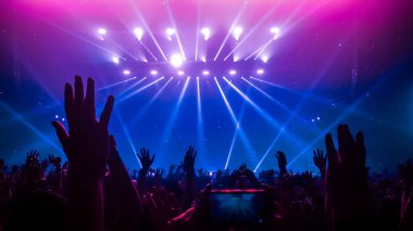 Mutlu insanlar gece kulübü DJ parti konserinde dans eder ve sahnede DJ 'den elektronik dans müziği dinlerler. Siluet dolu neşeli kalabalık 2020 yılbaşı partisini kutluyor. İnsanların yaşam tarzı DJ gece hayatı.