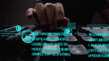 Grafik kullanıcı arayüzü GUI hologramı ile dizüstü bilgisayar klavyesinde çalışan adam büyük veri bilimi teknolojisi, dijital ağ bağlantısı ve bilgisayar programlama algoritması kavramlarını gösteriyor.