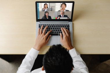 Sanal işyerinde ya da ücra bir ofiste iş görüşmeleri. Profesyonel iş dünyasındaki iş arkadaşınla iletişim kurmak için akıllı video teknolojisi kullanan telekonferans görüşmesi..