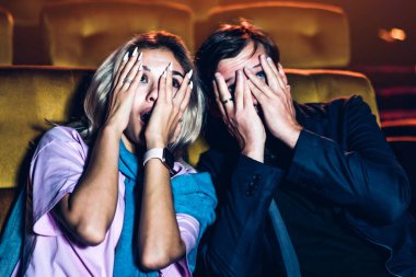 Bir çift aşık sinema salonunda film şokunu ve gözleri kapalı seyrediyor..