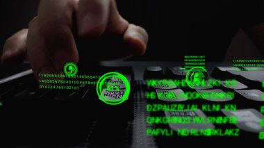 Grafik kullanıcı arayüzü GUI hologramı ile dizüstü bilgisayar klavyesinde çalışan adam büyük veri bilimi teknolojisi, dijital ağ bağlantısı ve bilgisayar programlama algoritması kavramlarını gösteriyor.