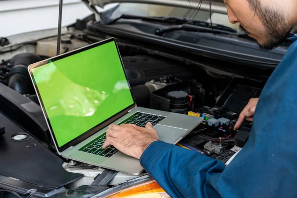 Meccanico Professionista Che Fornisce Servizio Riparazione Manutenzione Auto Garage Auto — Foto Stock