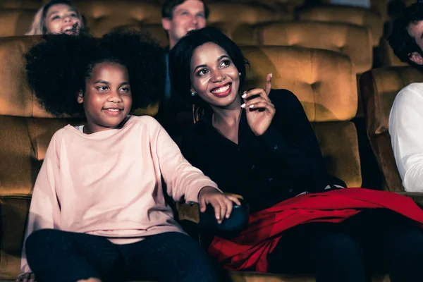 女人喜欢和女儿一起在电影院看电影 一起笑着 — 图库照片