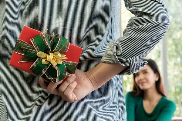 Feliz Pareja Dando Regalo Para Celebrar Aniversario Matrimonio Estilo Vida — Foto de Stock