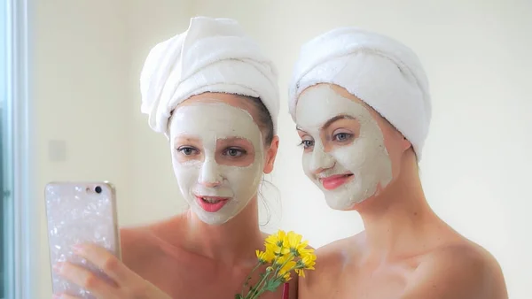 Mooie Vrouw Met Een Gezichtsverzorging Cosmetische Scrub Behandeling Van Professionele — Stockfoto