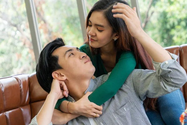 Feliz Casal Asiático Relaxar Sala Estar Conceito Amor Relacionamento — Fotografia de Stock