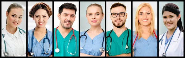 Portrait Von Ärzten Krankenschwestern Und Medizinischem Personal Mit Fotobannern Die — Stockfoto