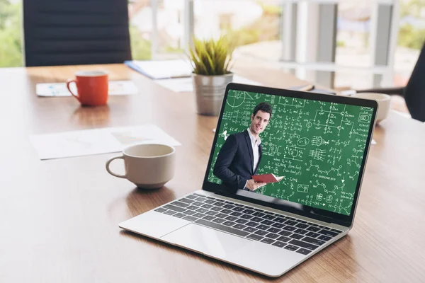 E- öğrenim ve Öğrenci ve Üniversite Konsepti Online Eğitim. Video konferansı çağrı teknolojisi öğrencilerin her yerden öğrenebileceği dijital eğitim kursları düzenliyor..