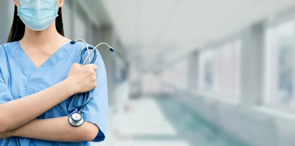 Γιατρός Φορούν Μάσκα Προσώπου Στο Νοσοκομείο Προστασία Από Την Ασθένεια — Φωτογραφία Αρχείου