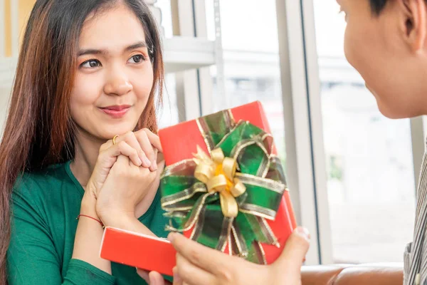 Feliz Pareja Dando Regalo Para Celebrar Aniversario Matrimonio Estilo Vida — Foto de Stock