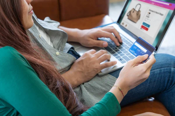 Casal Jovem Usar Cartão Crédito Para Compras Line Site Internet — Fotografia de Stock