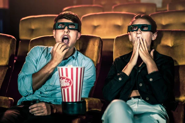 Hombre Mujer Cine Viendo Una Película Con Gafas Con Interés —  Fotos de Stock