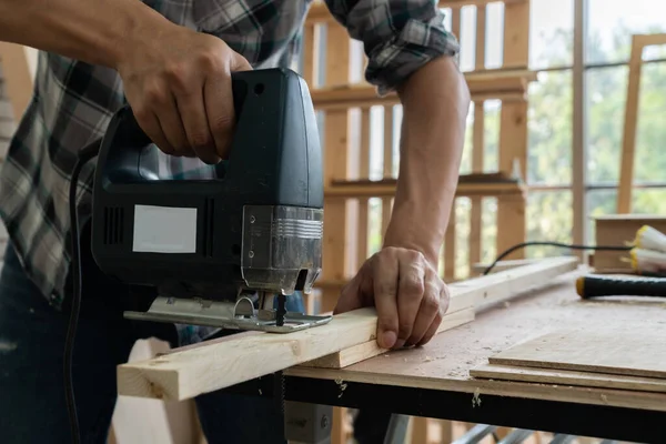 Tischler Der Einer Werkstatt Mit Holzhandwerk Beschäftigt Ist Baumaterial Oder — Stockfoto