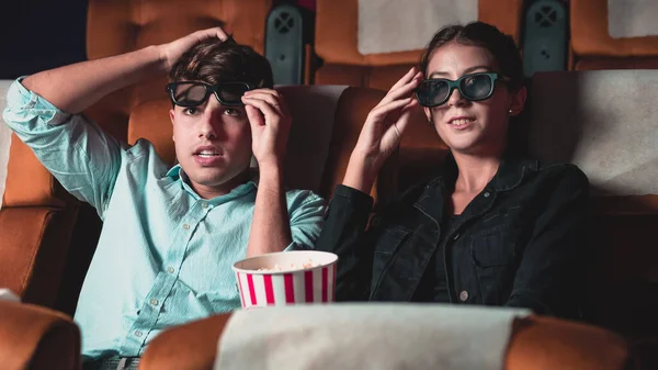 Homem Mulher Cinema Assistindo Filme Com Óculos Com Interesse Olhando — Fotografia de Stock