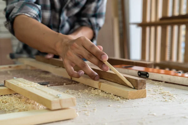 Timmerman Die Werkplaats Aan Houtbewerking Werkt Bouwmateriaal Houten Meubels Produceren — Stockfoto