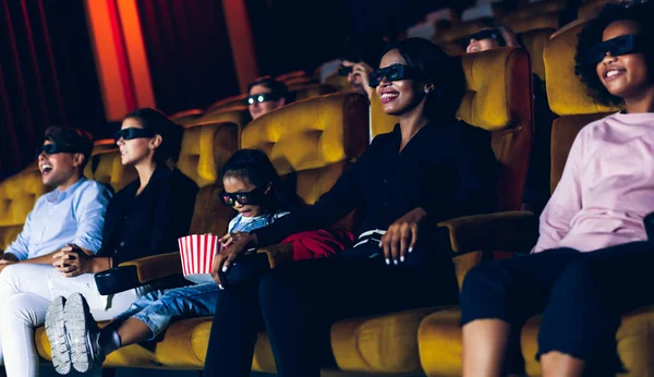 Grupo Personas Ver Películas Con Gafas Cine Con Interés Mirando —  Fotos de Stock