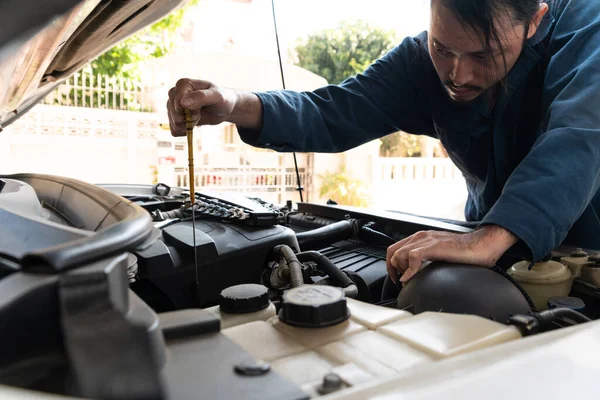 Professionelle Mechaniker Die Autoreparatur Und Wartungsservice Der Autowerkstatt Anbieten Geschäftskonzept — Stockfoto