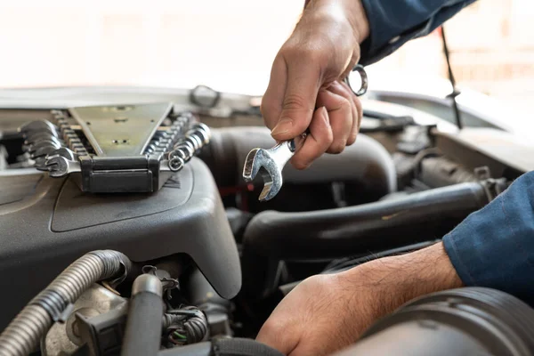 Professionele Monteur Die Auto Reparatie Onderhoud Auto Garage Bedrijfsconcept Autoservice — Stockfoto