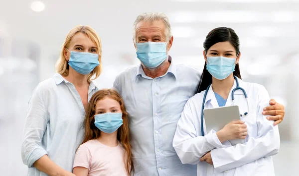 Doktor Ailesi Hastanede Covid Dan Korunmak Için Yüz Maskesi Takıyor — Stok fotoğraf
