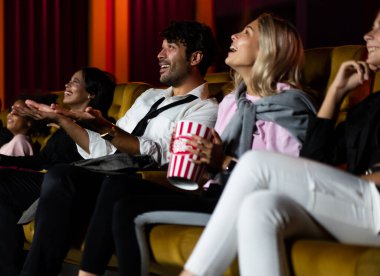 İnsanlar sinema sinemasında film izlerler. Grup eğlence etkinliği ve eğlence konsepti.