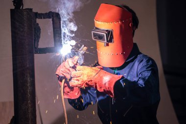 Metal kaynak çeliği, fabrikada çelik kaynaklamak için elektrikli yay kaynak makinesi kullanır. El becerisi iş gücü kavramına göre metal imalatı ve inşaat bakım hizmeti.