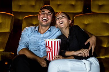 İnsanlar sinema sinemasında film izlerler. Grup eğlence etkinliği ve eğlence konsepti.